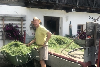 Gras-fuer-Kuehe-abladen